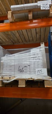 de nombreux cartons sur une palette dans un entrepôt