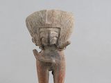 une image représentant une statue d'un homme tenant une banane à côté d'une banane