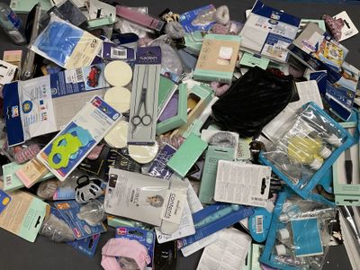 un tas d'objets divers éparpillés par terre