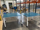 deux tables posées au milieu d'un entrepôt