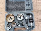 une trousse à outils posée sur une table