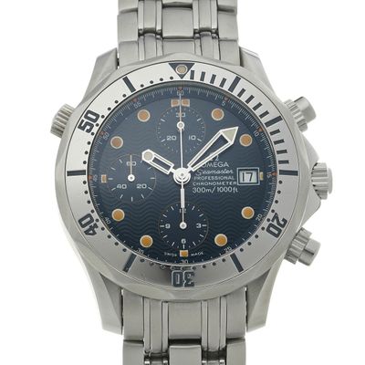 gros plan d'une montre sur fond blanc