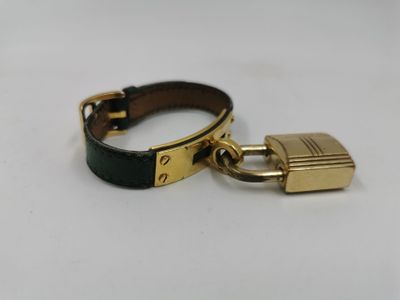 un gros plan d'un porte-clés muni d'un cadenas