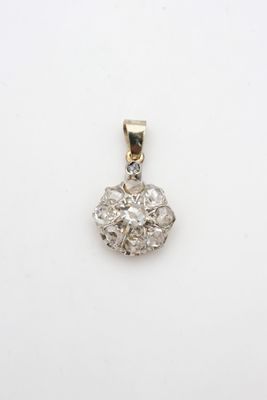 un pendentif en or blanc serti d'un diamant rond taille brillant