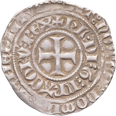 Gros plan sur une pièce de monnaie portant une croix