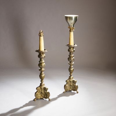 Paire de grands chandeliers en laiton repoussé, base triangu…