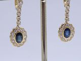 paire de boucles d'oreilles en saphir et diamant montées sur un support plaqué or