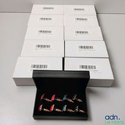 quatre paires de bagues dans une boîte noire posée sur une table