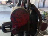une machine posée sur le sol dans un garage