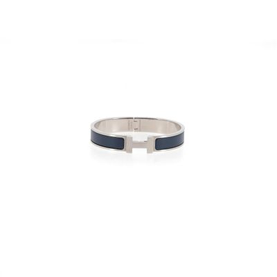 un gros plan d'une bague ornée d'une croix