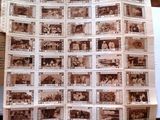 une vieille photo montrant une pile de timbres posés sur une table