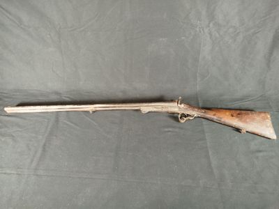 un fusil avec un canon en bois et une poignée en bois