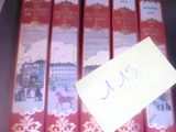 beaucoup de livres qui traînent sur une étagère