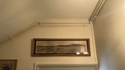 un tableau accroché au mur au-dessus d'une porte