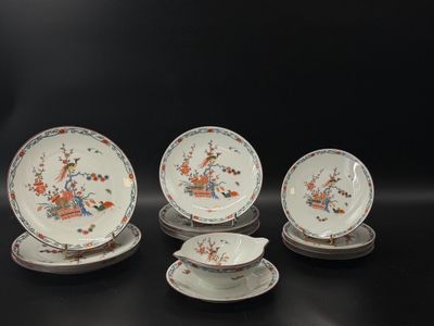 six assiettes et soucoupes en porcelaine chinoise posées sur un fond noir
