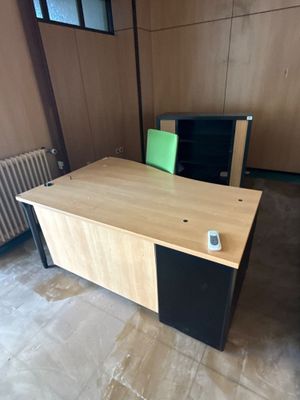 un bureau en bois avec une chaise verte et un radiateur