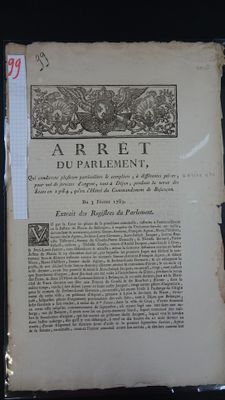 un vieux livre écrit posé sur une table