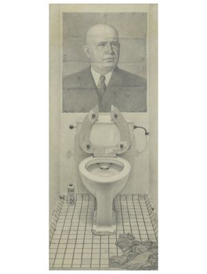 une photo en noir et blanc d'un homme en costume-cravate, assis sur des toilettes