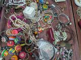 deux plateaux de bijoux posés l'un à côté de l'autre sur une table