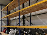 de nombreuses motos garées dans un entrepôt, avec des cartons par terre
