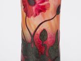 un vase orné d'une fleur rouge sur fond blanc