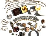beaucoup de bijoux posés sur la table