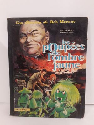 un livre avec la photo d'un homme et d'une femme