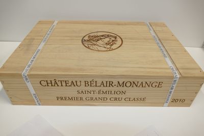 une boîte en bois portant une étiquette