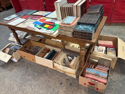 une table sur laquelle sont posés de nombreux livres