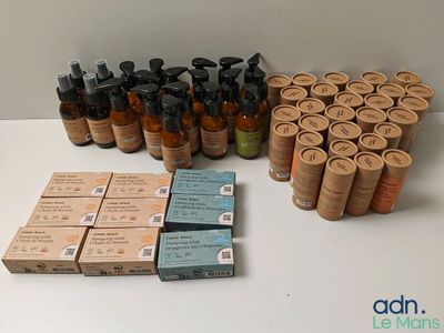 beaucoup de bouteilles et d'emballages sur la table