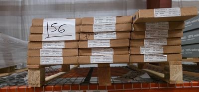 une grande pile de cartons sur une palette dans un entrepôt