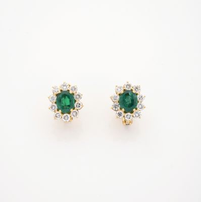 PAIRE DE BOUCLES D'OREILLES En or jaune, chacune sertie d'un…