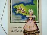 un vieux livre avec la photo d'une femme en robe rose et une carte