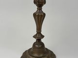 bougeoir en laiton antique sur fond blanc