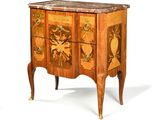 une petite commode ornée d'un motif