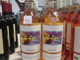 plusieurs bouteilles de vin sont alignées sur une table