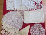 une table recouverte d'une nappe rouge et d'un napperon