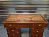 un bureau en bois avec deux tiroirs et un tiroir en dessous