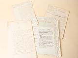 plusieurs vieux papiers sont empilés sur une table