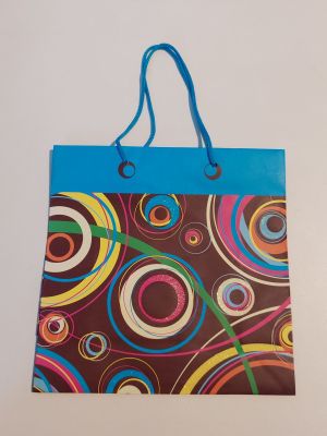 un gros plan d'un sac de courses coloré posé sur une table