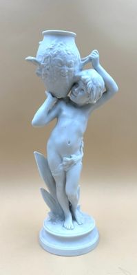 une petite statue représentant un garçon tenant un vase sur la tête