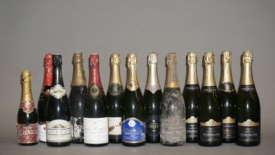 beaucoup de bouteilles de champagne sur la table
