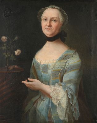 portrait d'une femme en robe bleue tenant une fleur