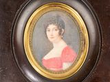 portrait d'une femme en robe rouge dans un cadre en bois