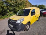 une camionnette jaune et noire garée sur un parking près des arbres
