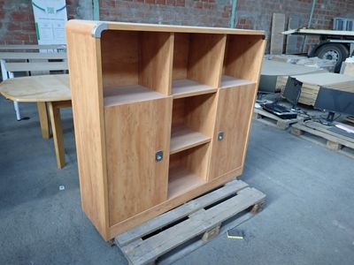une armoire en bois posée sur une palette
