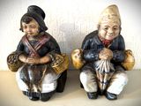 deux figurines représentant des personnes assises l'une à côté de l'autre
