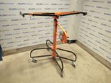 une photo d'une table posée sur un chariot dans une pièce