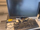 un clavier, une souris et un écran posés sur un bureau