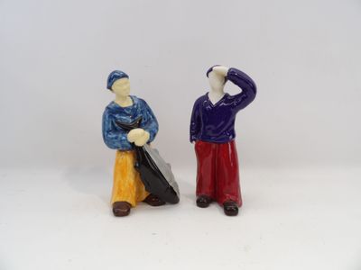 deux figurines d'un homme et d'une femme debout l'un à côté de l'autre